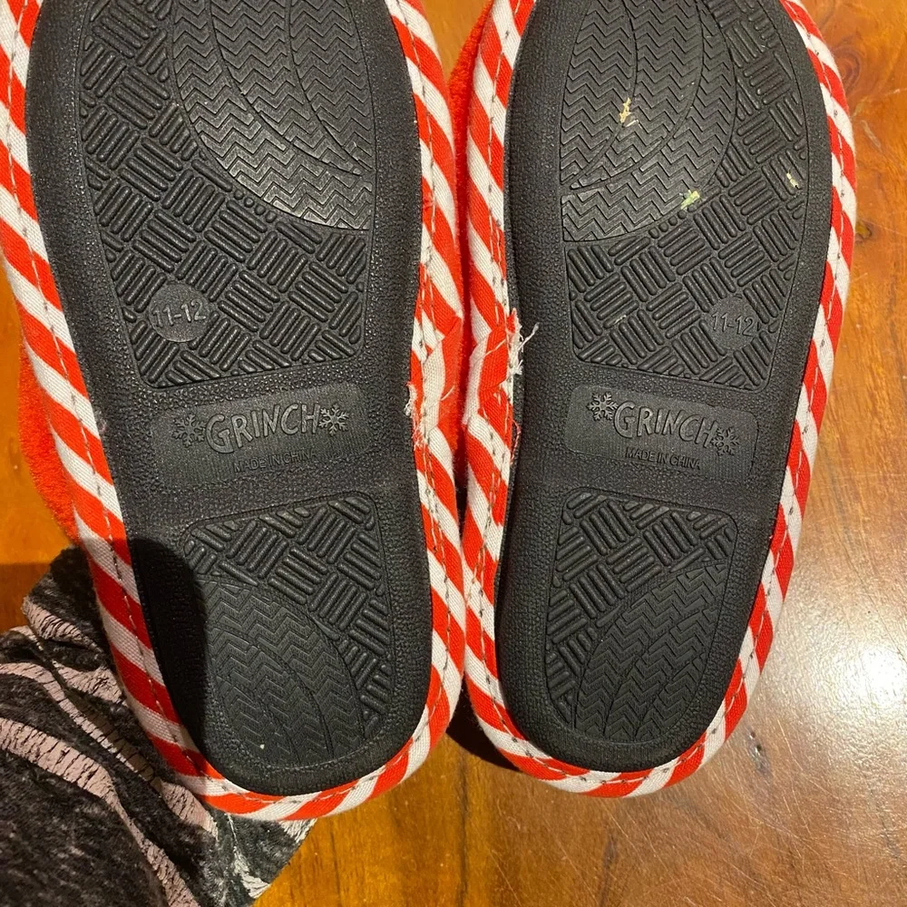 Red Grinch and Cindy Lou Who Slippers youth size 11-12‎